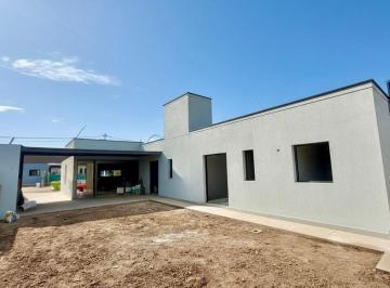Casa · 135m² · 5 Ambientes · 2 Cocheras · Venta de Casa a Estrenar Barrio Privado Maipu