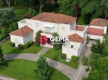 Casa · 2060m² · 9 Ambientes · 1 Cochera · Casa en La Montaña