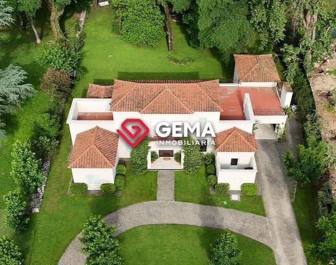 Casa · 2060m² · 9 Ambientes · 1 Cochera