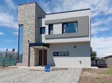 Casa · 135m² · 3 Dormitorios · 1 Cochera · Casa en Solares del Este