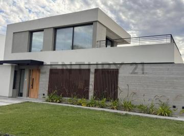 Casa · 138m² · 5 Ambientes · 2 Cocheras · Casa en Venta Grand Bell de 3 Dorm..