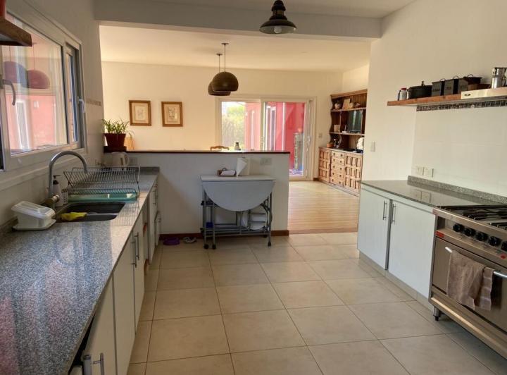Casa · 220m² · 4 Ambientes · 2 Cocheras