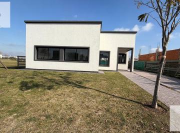 Casa · 157m² · 5 Ambientes · 3 Cocheras · Hermosa Casa Desarrollada en 1 Planta