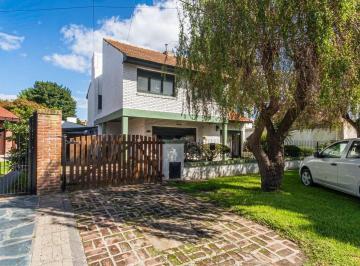 Casa · 216m² · 4 Ambientes · 2 Cocheras · Venta Casa 4 Ambientes con Parque Quincho Caisamar