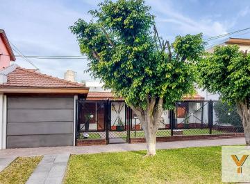 Casa · 180m² · 6 Ambientes · Casa en Venta - 3 Dorm. 4 Baños - Almirante Brown