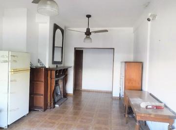 Casa · 340m² · 7 Ambientes · 2 Cocheras · Casa en Venta en Temperley con Jardin y 2 Locales