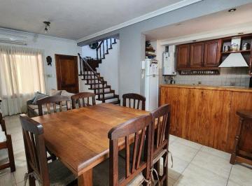 Casa · 72m² · 4 Ambientes · 1 Cochera · Casa en Venta en Los Hornos