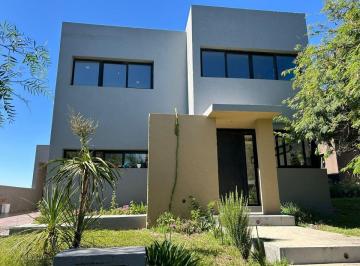 Casa · 257m² · 10 Ambientes · 1 Cochera · Venta Casa Country Terrazas de La Villa 4 Dorm
