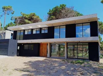 Casa · 276m² · 5 Ambientes · 1 Cochera · Venta Casa Pinamar