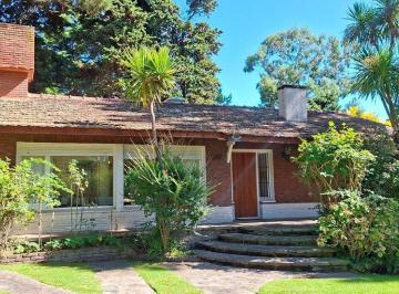 Casa · 130m² · 4 Ambientes · 1 Cochera · Casa a La Venta en Pinamar Zona Iglesia