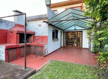 Casa · 256m² · 6 Ambientes · 1 Cochera · Venta Casa 6 Ambientes Bernal con Cochera Jardin