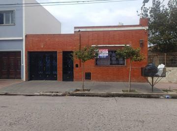 Casa · 300m² · 6 Ambientes · 3 Cocheras · Casa 4 D 2 B en Barrio Yapeyu