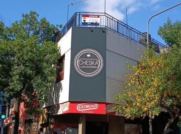 Casa · 350m² · 8 Ambientes · Esquina Comercial Estratégica en Güemes
