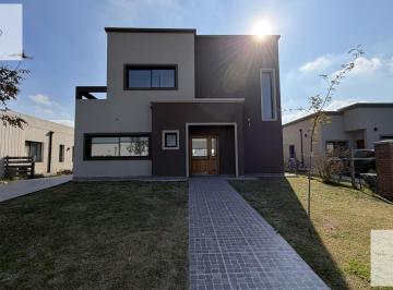 Casa · 221m² · 6 Ambientes · 4 Cocheras · Hermosa Casa de 2 Plantas Ubicada en Lote Central