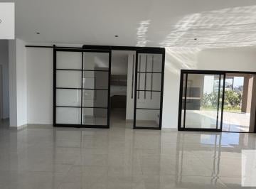 Casa · 221m² · 6 Ambientes · 4 Cocheras · Casa Para La Venta de 5 Ambientes
