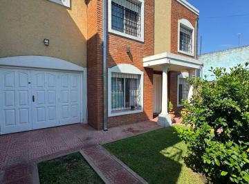Casa · 254m² · 5 Ambientes · 3 Cocheras · Venta Casa 5 Amb con Quincho Cochera - Hurlingham