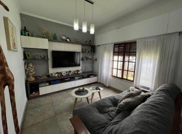 Casa · 220m² · 6 Ambientes · 2 Cocheras · Casa 6 Amb. C/quincho, Parrilla, Pileta - B. Vista