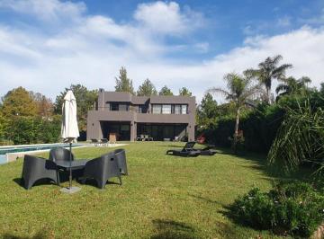 Casa · 329m² · 5 Ambientes · 1 Cochera · Venta Casa 5 Ambientes Pilar Privado