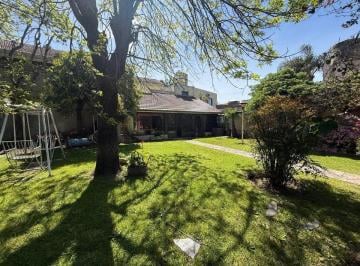 Casa · 240m² · 4 Ambientes · 2 Cocheras · Casa 4 Amb en Venta con Jardín, Cochera y Quincho