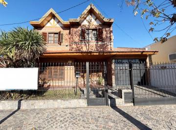 Casa · 220m² · 4 Ambientes · 1 Cochera · Casa 4 Ambientes con Pileta y Garaje San Justo