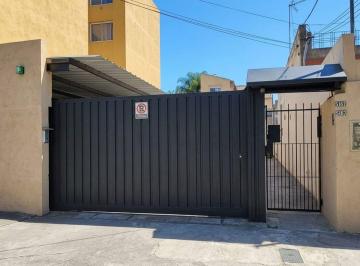 Bodega-Galpón · 310m² · Venta Galpon - Cocheras - Dptos 3 y 4 Amb (Caseros)
