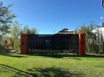 Quinta vacacional · 65m² · 1 Dormitorio · 1 Cochera · Casa Quinta en Calle 405 Esquina 462