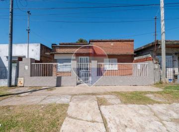 Casa · 188m² · 4 Ambientes · Casa en Venta en B° Centenario 3 Dorm.