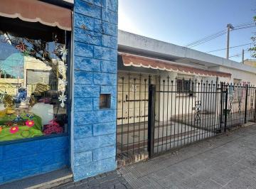Casa · 191m² · 4 Ambientes · 1 Cochera · Casa de 3 Dorm. + Local en Barrio Ituzaingo
