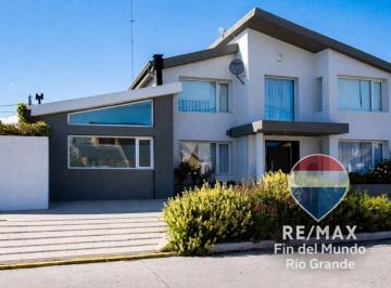 Casa · 228m² · 10 Ambientes · 1 Cochera · Venta Casa con Quincho y Pileta Climatizada R. G