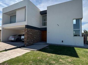 Casa · 235m² · 8 Ambientes · 2 Cocheras · Venta de Casa 4 Dorm. en Don Mateo