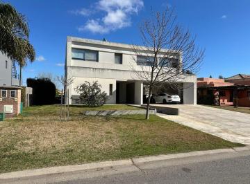 Casa · 265m² · 6 Ambientes · 8 Cocheras · Casa a La Laguna en San Marco