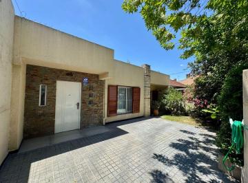 Casa · 250m² · 5 Ambientes · 1 Cochera · Venta Casa 5 Ambientes Hurlingham Piscina Permuta