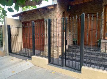 Casa · 170m² · 5 Ambientes · 1 Cochera · Se Vende Muy Linda Casa en B Farmaceutico R Cruz
