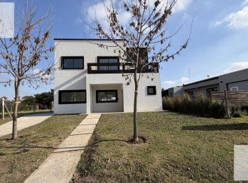 Casa · 224m² · 6 Ambientes · 4 Cocheras · Hermosa Casa a Estrenar Ubicada en Lote Central