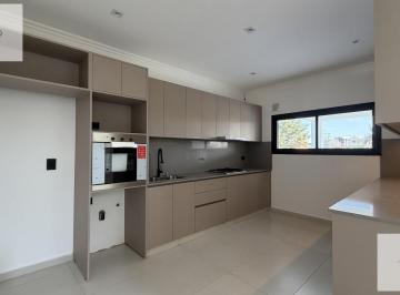 Casa · 224m² · 6 Ambientes · 4 Cocheras · Casa Para La Venta de 5 Ambientes en San Pablo