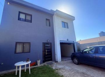 Casa · 165m² · 4 Ambientes · 2 Cocheras · Casa 4 Ambiente en Venta en Sicardi con Pileta