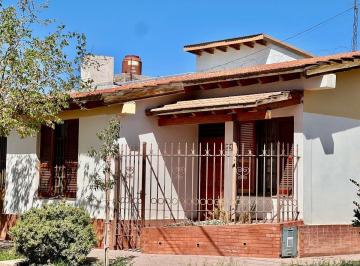 Casa · 104m² · 6 Ambientes · 2 Cocheras · Venta de Vivienda en Barrio Don Octavio