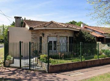 Casa · 192m² · 4 Ambientes · Casa en Burzaco 4 Dorm, 2 Cocinas y Parrilla!