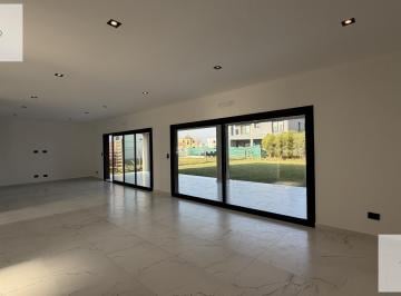 Casa · 210m² · 6 Ambientes · 4 Cocheras · Casa Para La Venta de 5 Ambientes en San Pablo