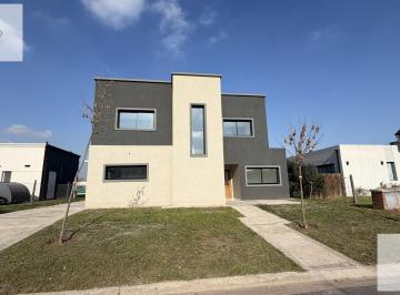 Casa · 210m² · 6 Ambientes · 4 Cocheras · Hermosa Casa Desarrollada en 2 Plantas
