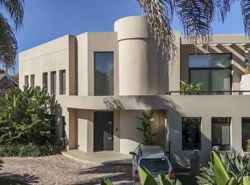 Casa · 730m² · 11 Ambientes · 1 Cochera · Casa Unica, Moderna y con Diseñoo en Venta en San Jorge Village. Lote Amplio, Luminosa