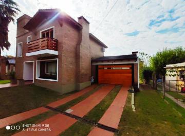 Casa · 250m² · 4 Ambientes · 2 Cocheras · Hermosa Casa en Unquillo Centro
