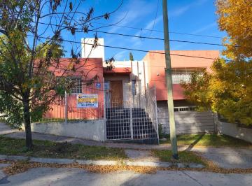 Casa · 170m² · 7 Ambientes · 2 Cocheras · Alquiler - Dos Dorm. - Casa en San José
