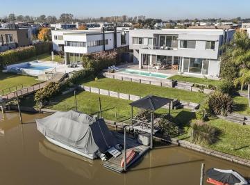 Casa · 424m² · 7 Ambientes · Casa en Venta en Albanueva con Amarra Propia