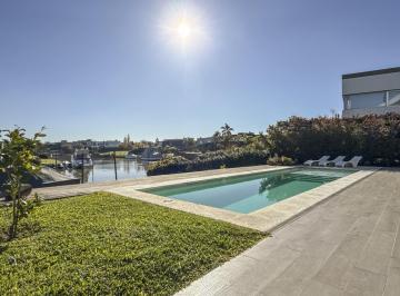 Casa · 424m² · 7 Ambientes · Casa en Venta en Albanueva con Amarra Propia