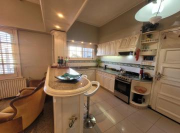Casa · 220m² · 4 Ambientes · 2 Cocheras · Venta Casa con Departamento y Quincho
