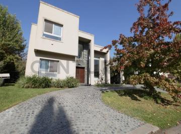 Casa · 330m² · 6 Ambientes · 2 Cocheras · Venta Casa Altos del Sol 6 Ambientes Luminosa con Pileta Quincho 600 m²