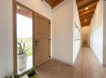 Casa · 120m² · 4 Ambientes · 1 Cochera · Alquiler Casa de Tres Dorm. Barrio La Mata