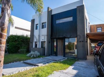 Casa · 330m² · 8 Ambientes · 2 Cocheras · Casa en Venta en Altos de Hudson II