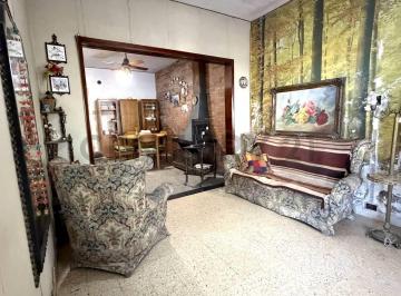 Casa · 105m² · 5 Ambientes · 1 Cochera · Propiedad con Gran Potencial en Ubicación Estratégica – Ideal Vivienda o Consultorios|venado Tuerto